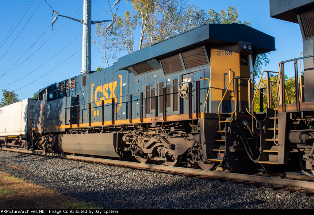 CSX 3198 trails on I007